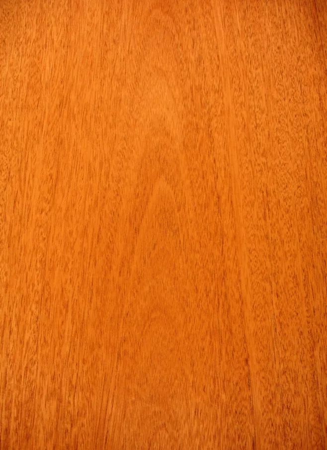 1600306922.jpg 洪都拉斯桃花心的心材的顏色從淡紅色到深棕色,紅棕色。顏色會隨著樹齡的增長而變暗。紋理有直的,相互交錯的,亂的和波浪形的,稍微有天然光澤.webp.jpg
