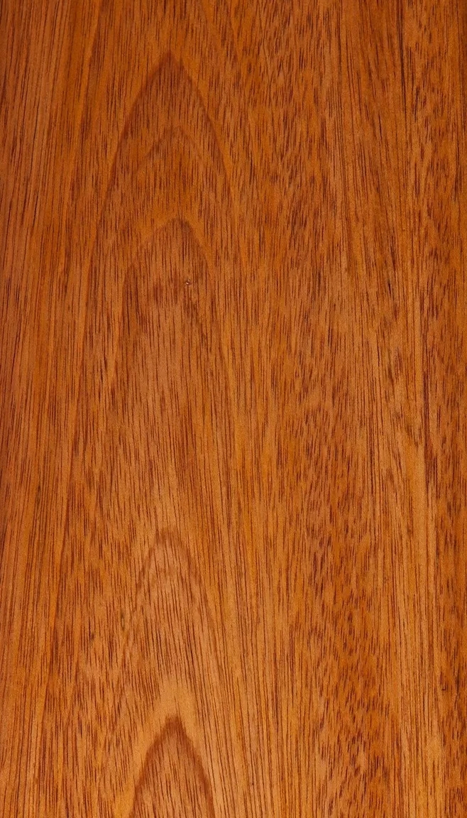 1600307196.jpg 南美柚木的芯材顏色由淺橙色、褐色逐漸到深紅色、棕色,伴隨有深灰色條紋。顏色會因為樹木受光後變暗。邊材是淺灰黃色,邊材芯材區分明顯。紋理不規則,互相交錯,質地均勻,板麵有自然光澤.webp.jpg